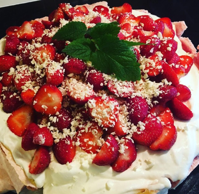 Glad midsommar! Jag mumsar på pavlova med rabarbercurd, jordgubbar och vit choklad. #pavlova #sommar #sommarlov #midsommar #tårta #cake #midsommartårta